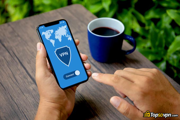 Les VPN sont-ils légaux: un homme utilisant un VPN et buvant du café.