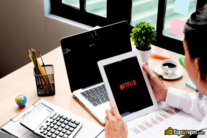 Comment utiliser un VPN: une femme regardant Netflix.